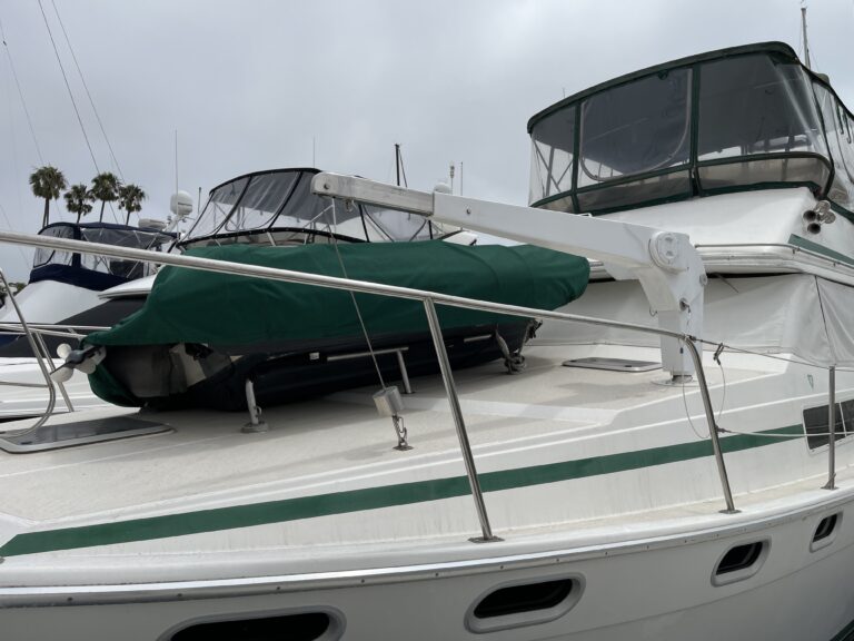 Bayliner Port Bow davit exterior