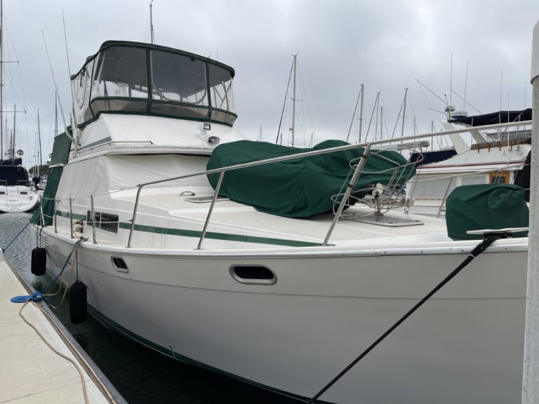 Bayliner 3888 Starboard Bow