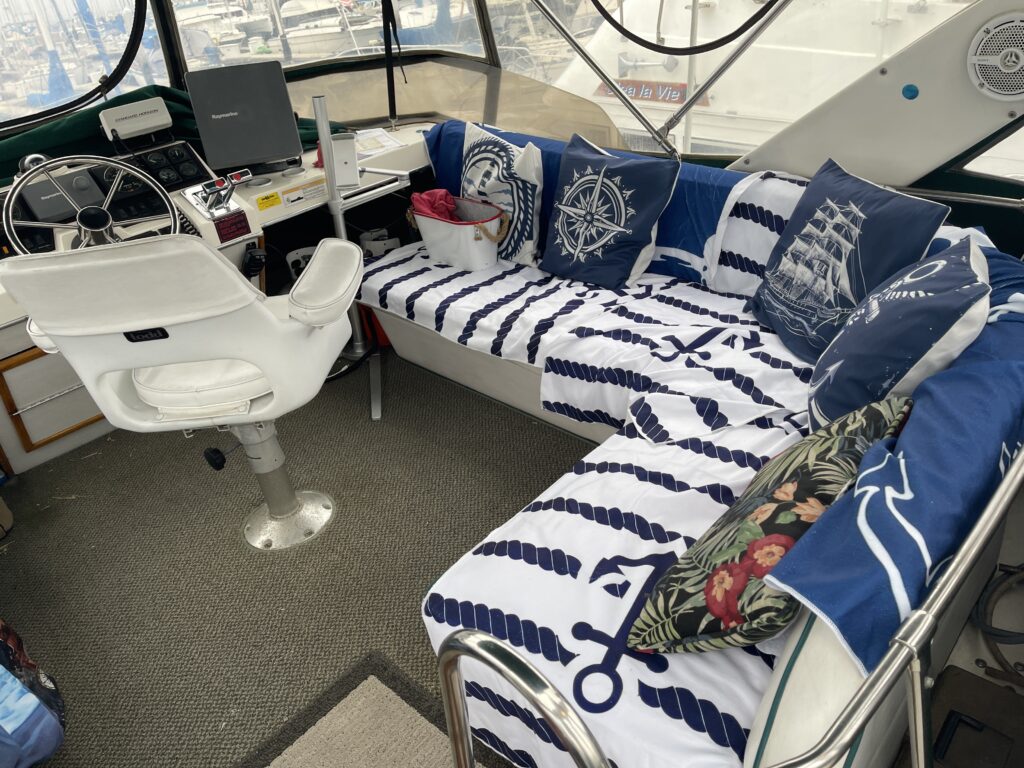 Flybridge starboard bench seats